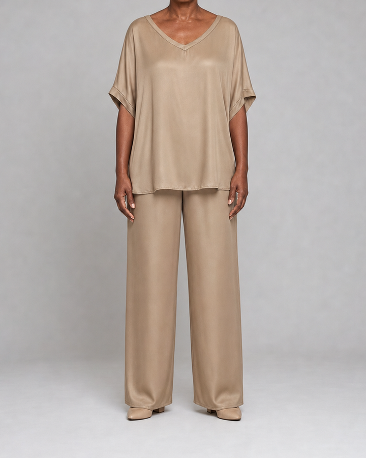 Lois in soft beige