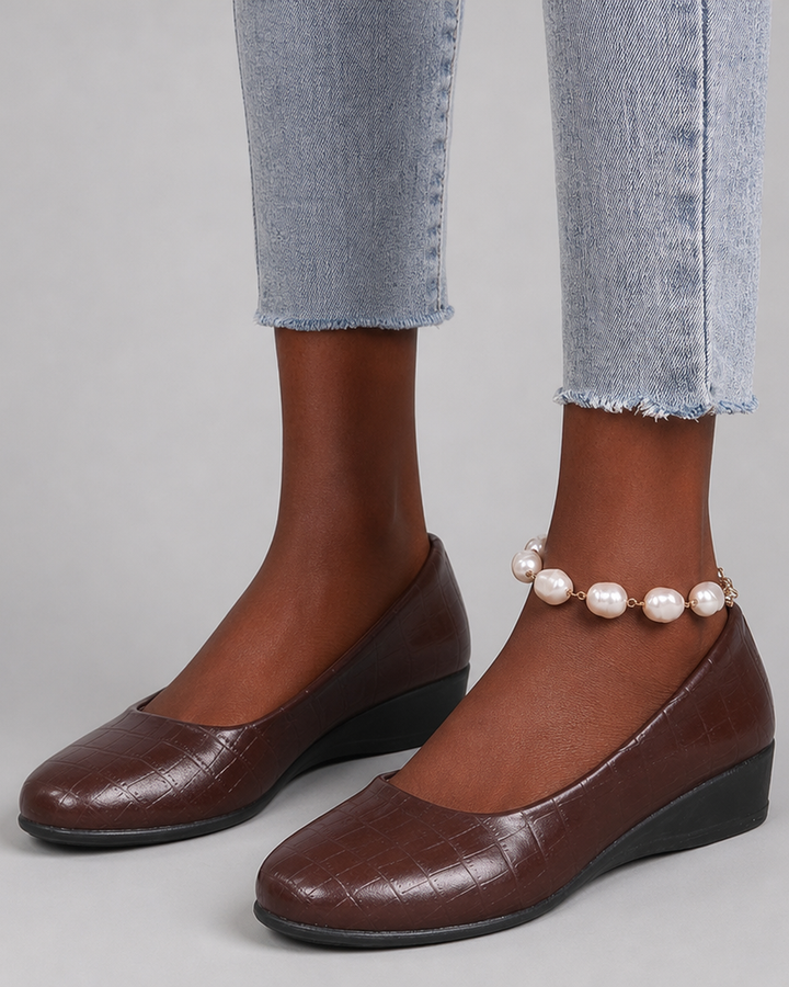 Isa | Glossy Low-Wedge Pumps